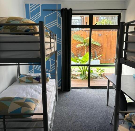 הוסטל Palm Tree Lodge & Backpackers