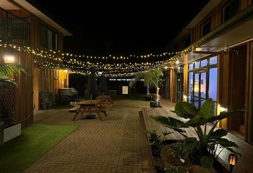 הוסטל Palm Tree Lodge & Backpackers