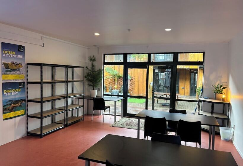 הוסטל Palm Tree Lodge & Backpackers