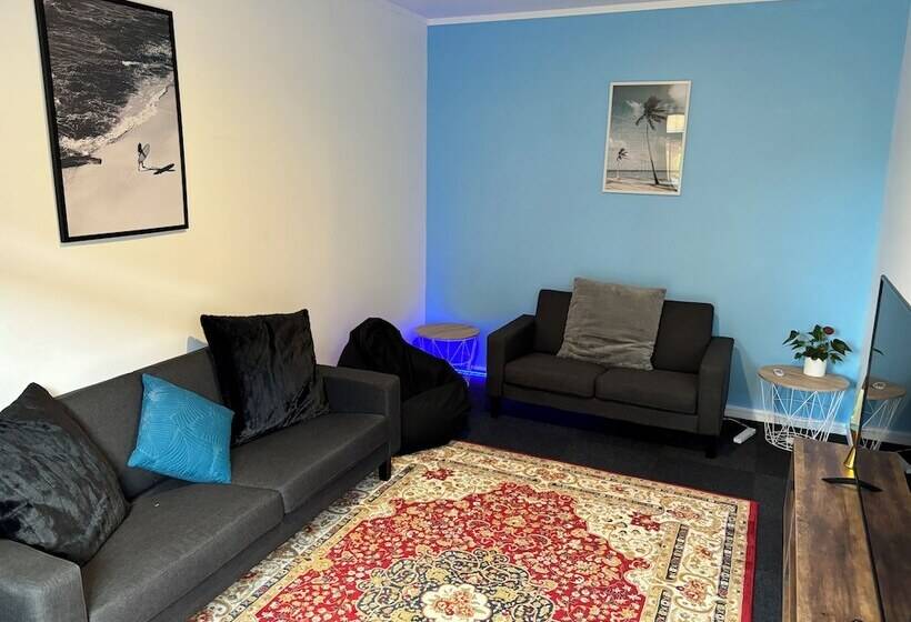 הוסטל Palm Tree Lodge & Backpackers