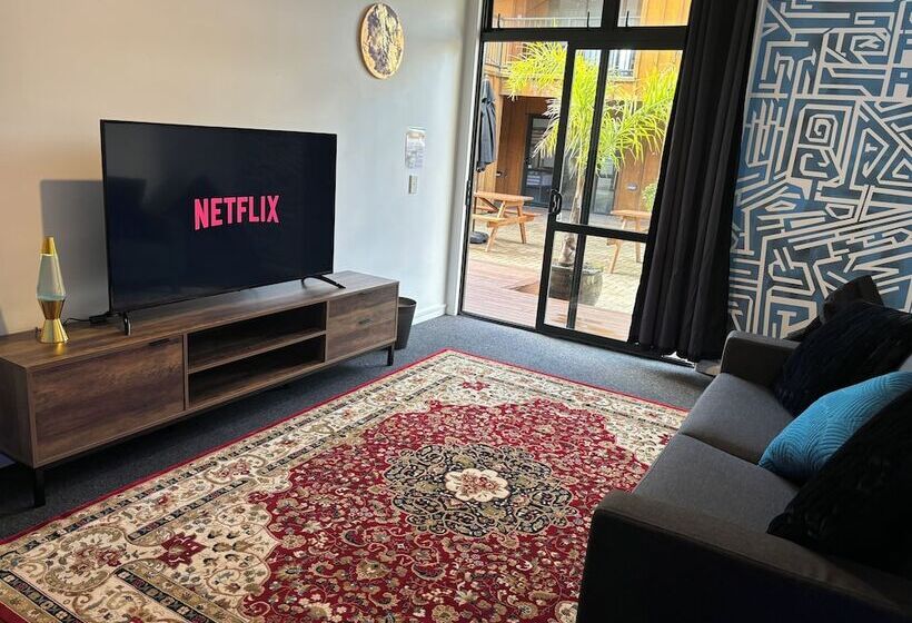 הוסטל Palm Tree Lodge & Backpackers