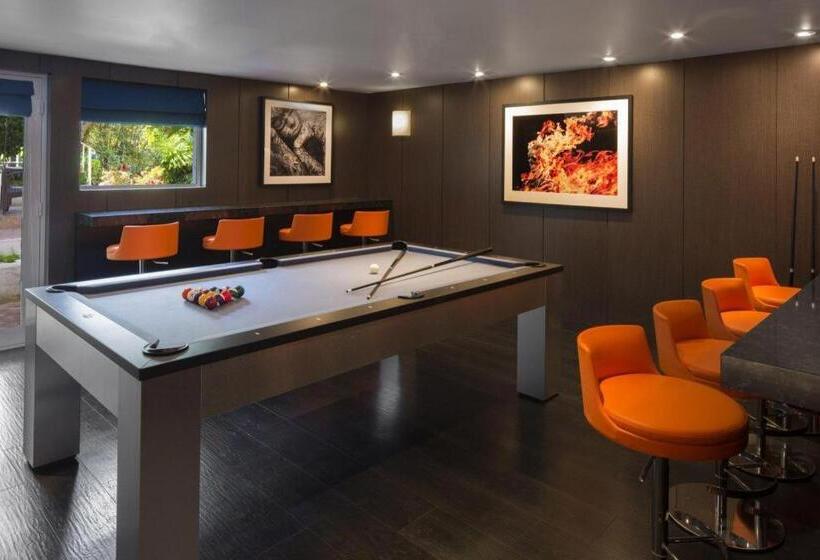 Sunset Marquis Hotel & Villas