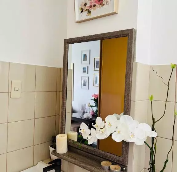ホテル Elegant Condo Staycation In Cainta