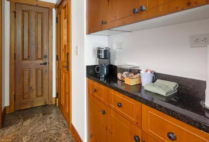 Lomakeskus 1117 Lodge At Spruce Peak Ski In Ski In Ski Out King Studio