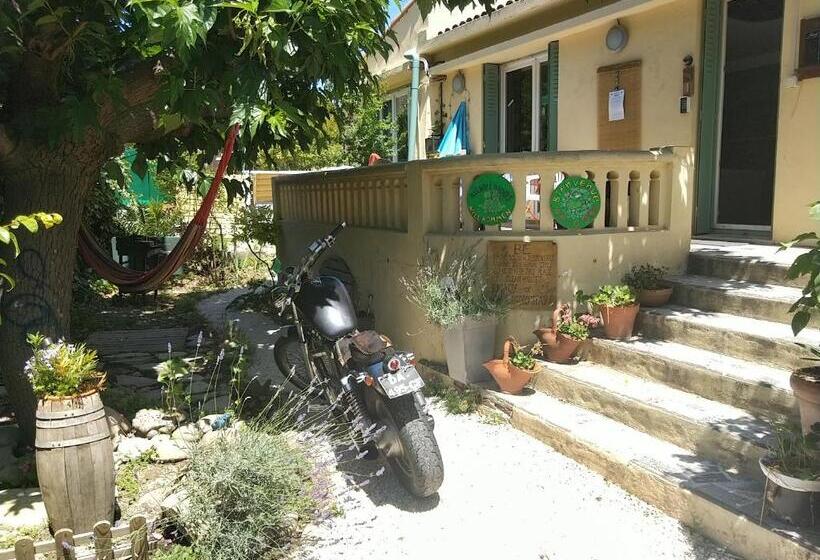 هاستل Goclands Tiny Cool Coliving Coworking Villa Garden