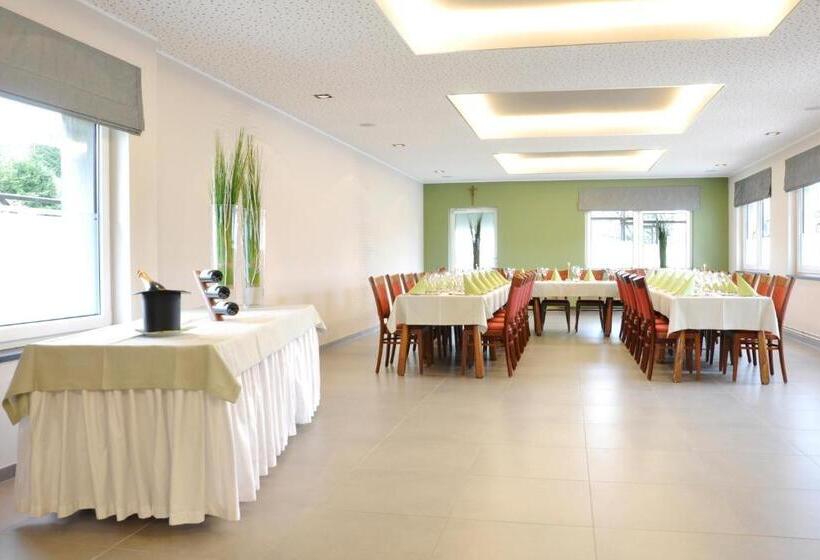 Отель Zum Burghof