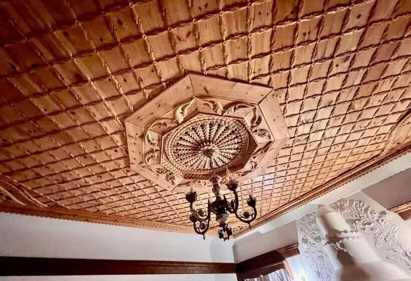 تختخواب و صبحانه Mele Guesthouse