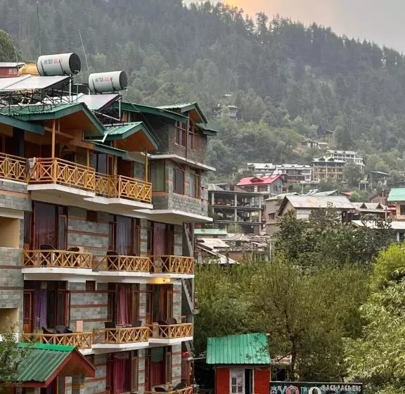 تختخواب و صبحانه Yolo Backpackers Max   Manali