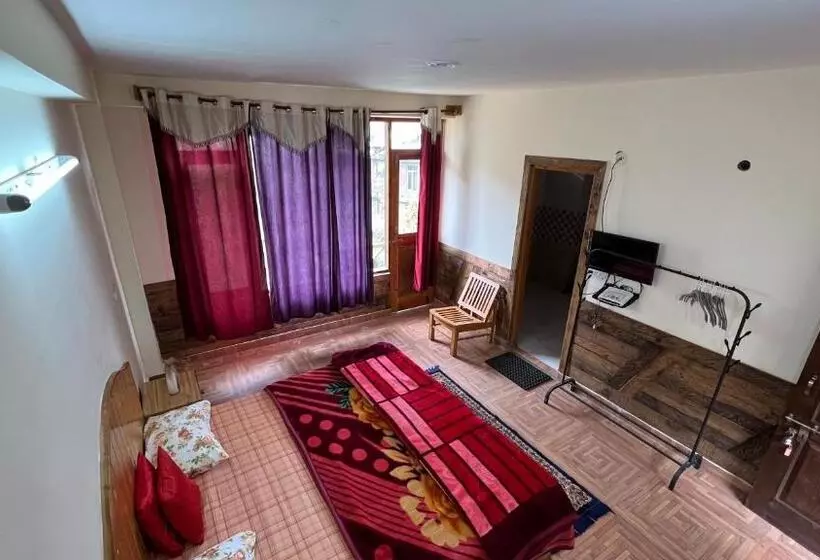 تختخواب و صبحانه Yolo Backpackers Max   Manali