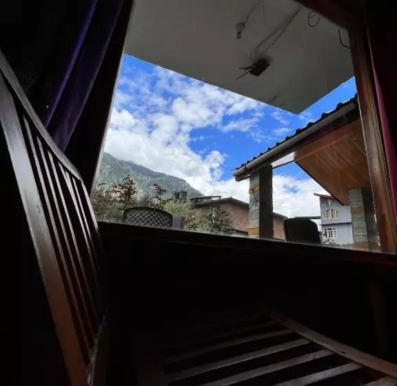 تختخواب و صبحانه Yolo Backpackers Max   Manali