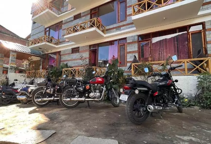 تختخواب و صبحانه Yolo Backpackers Max   Manali