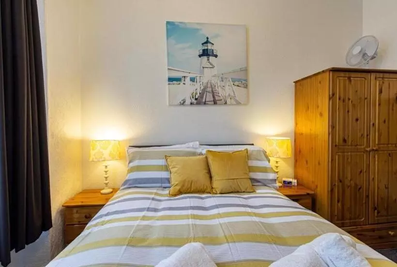 تختخواب و صبحانه The Capri Guesthouse