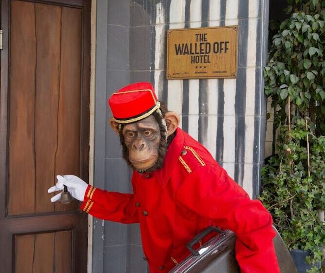 هتل The Walled Off