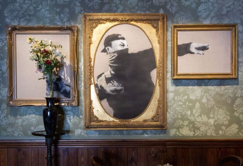 هتل The Walled Off