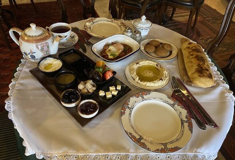 هتل The Walled Off