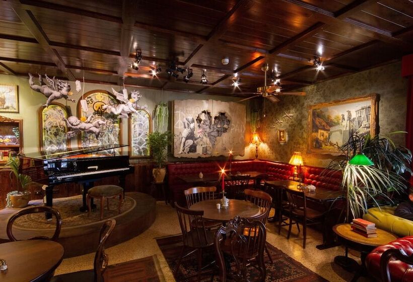 هتل The Walled Off