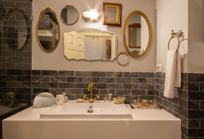 هتل The Walled Off