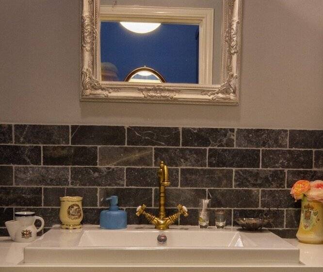 هتل The Walled Off