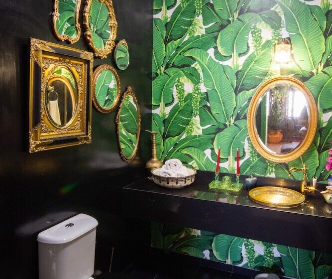 هتل The Walled Off