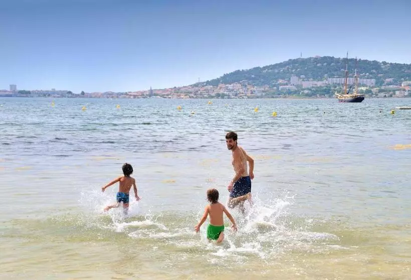 ホテル Logis Hôtel Les Pins   Opéralia
