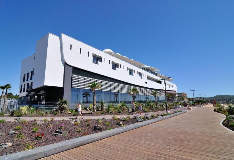 ホテル Logis Hôtel Les Pins   Opéralia