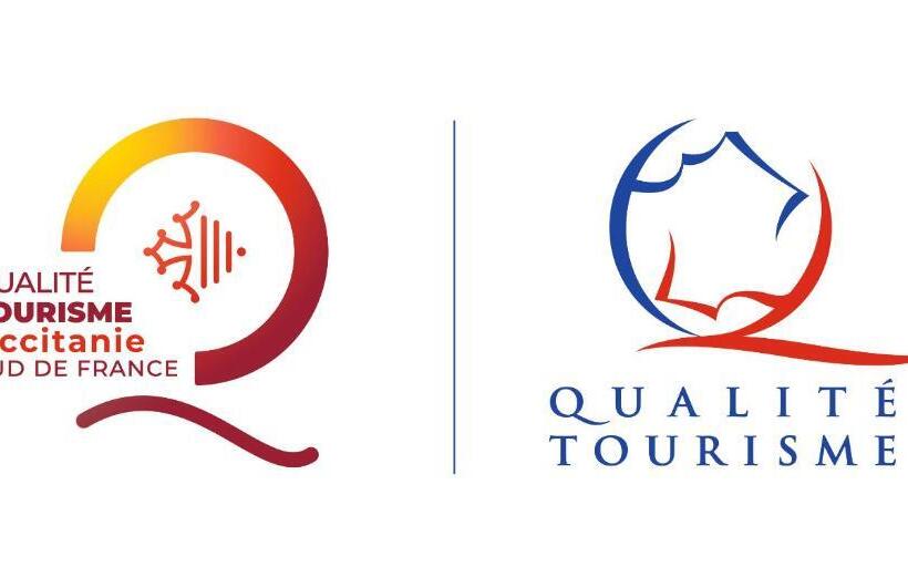 ホテル Logis Hôtel Les Pins   Opéralia