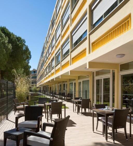 ホテル Logis Hôtel Les Pins   Opéralia