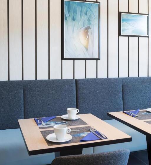 ホテル Logis Hôtel Les Pins   Opéralia