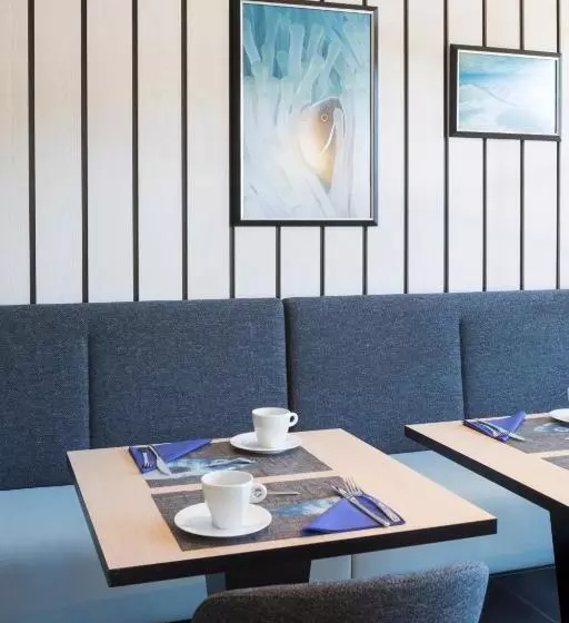 ホテル Logis Hôtel Les Pins   Opéralia