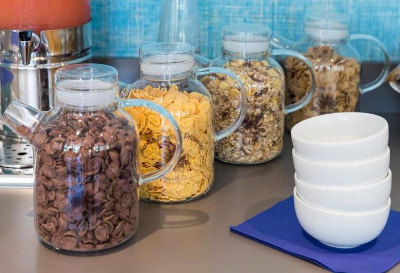 ホテル Logis Hôtel Les Pins   Opéralia