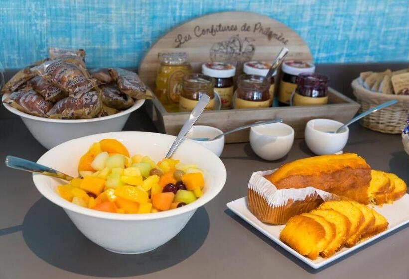 ホテル Logis Hôtel Les Pins   Opéralia