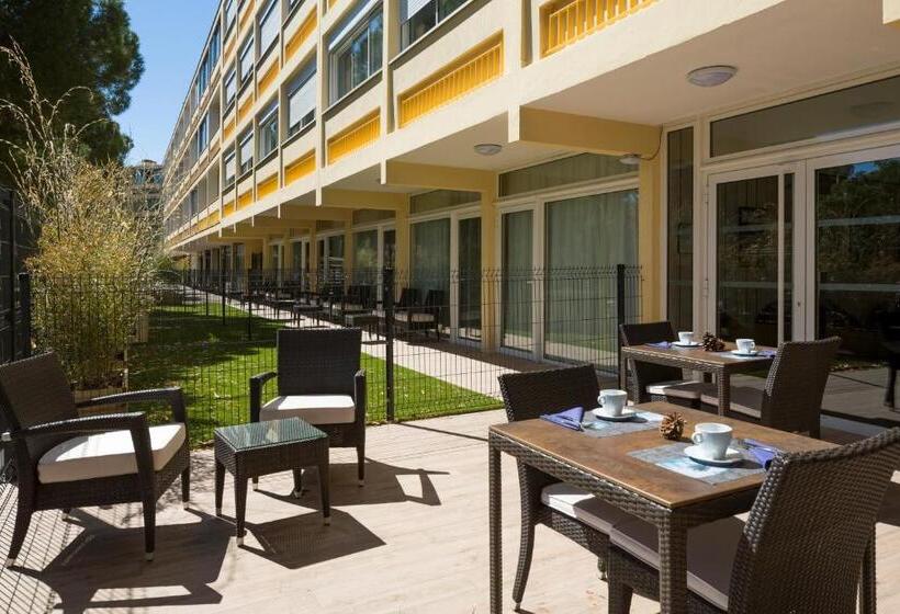 ホテル Logis Hôtel Les Pins   Opéralia