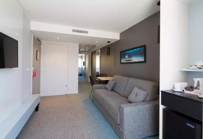 ホテル Logis Hôtel Les Pins   Opéralia