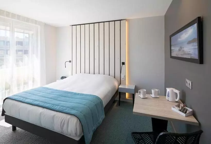 ホテル Logis Hôtel Les Pins   Opéralia