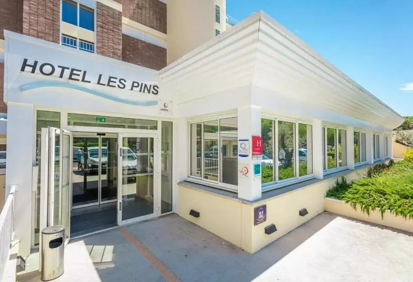 ホテル Logis Hôtel Les Pins   Opéralia