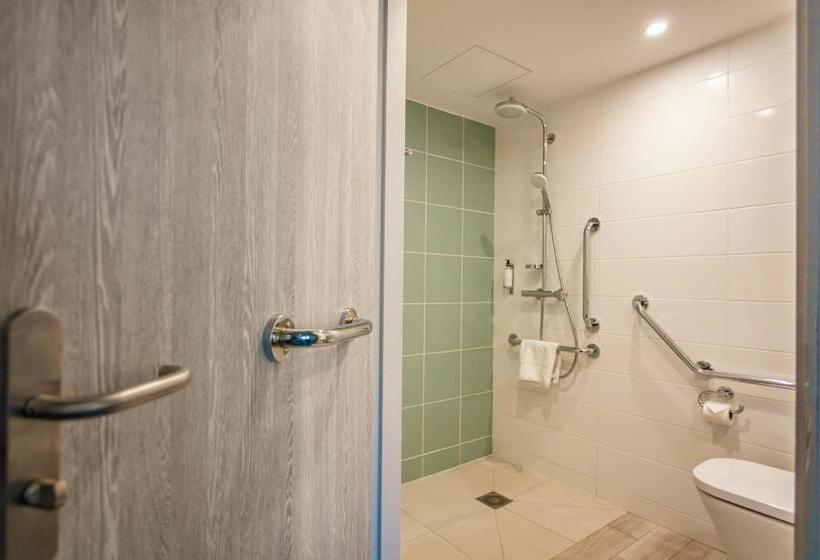 ホテル Logis Hôtel Les Pins   Opéralia