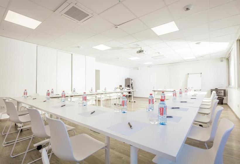 ホテル Logis Hôtel Les Pins   Opéralia