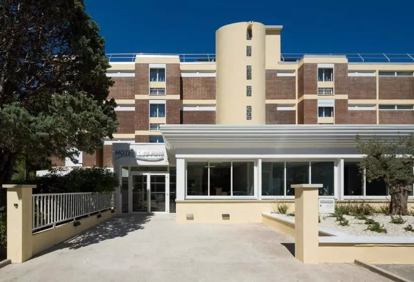 ホテル Logis Hôtel Les Pins   Opéralia