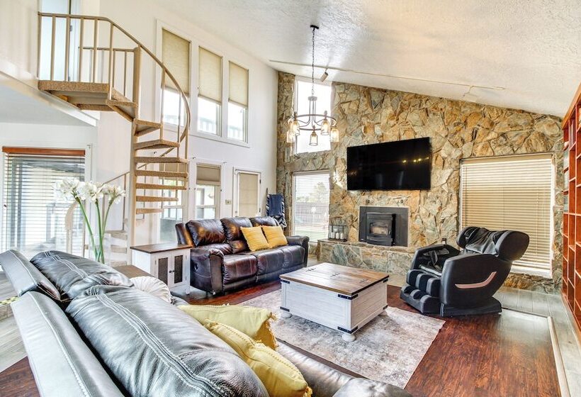 Deck, Putting Green & Views: Albuquerque Oasis