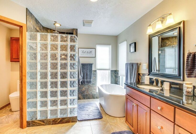 Deck, Putting Green & Views: Albuquerque Oasis