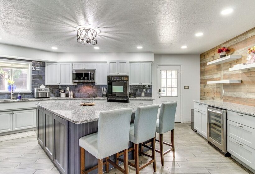 Deck, Putting Green & Views: Albuquerque Oasis