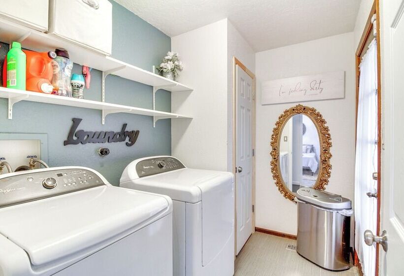 Deck, Putting Green & Views: Albuquerque Oasis