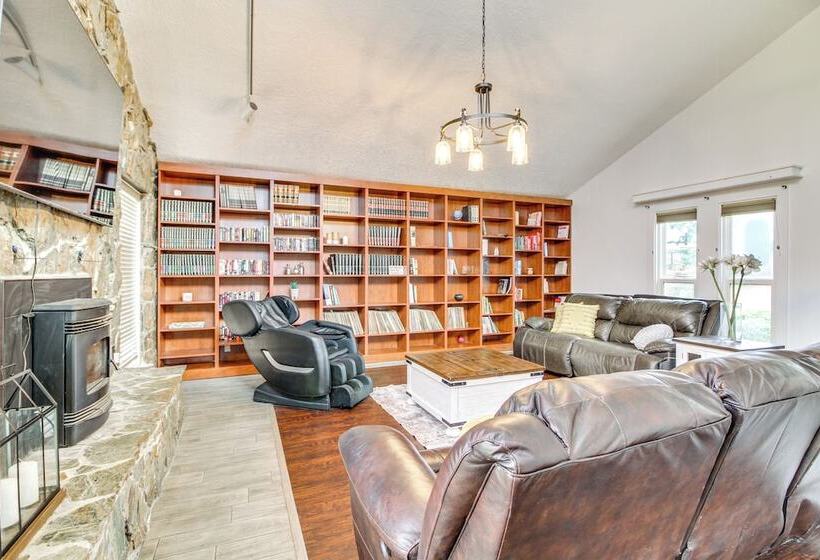 Deck, Putting Green & Views: Albuquerque Oasis