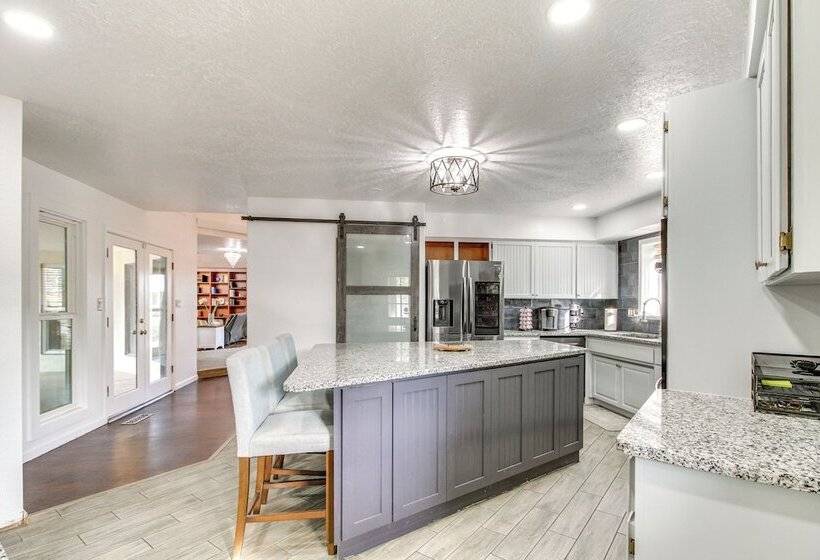 Deck, Putting Green & Views: Albuquerque Oasis