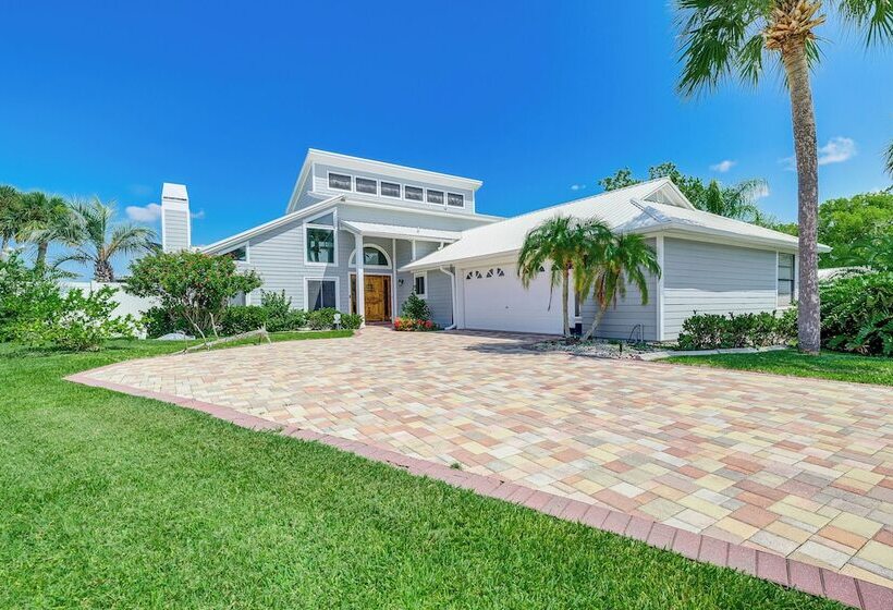 Boat Dock & Pool: Bayfront Crystal River Home