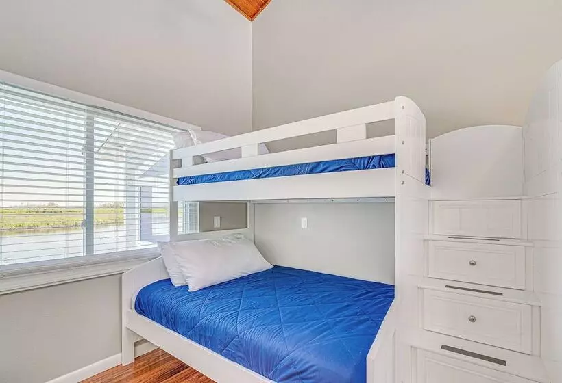 Boat Dock & Pool: Bayfront Crystal River Home