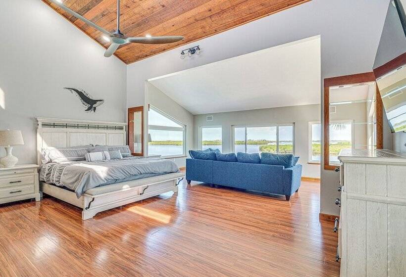 Boat Dock & Pool: Bayfront Crystal River Home