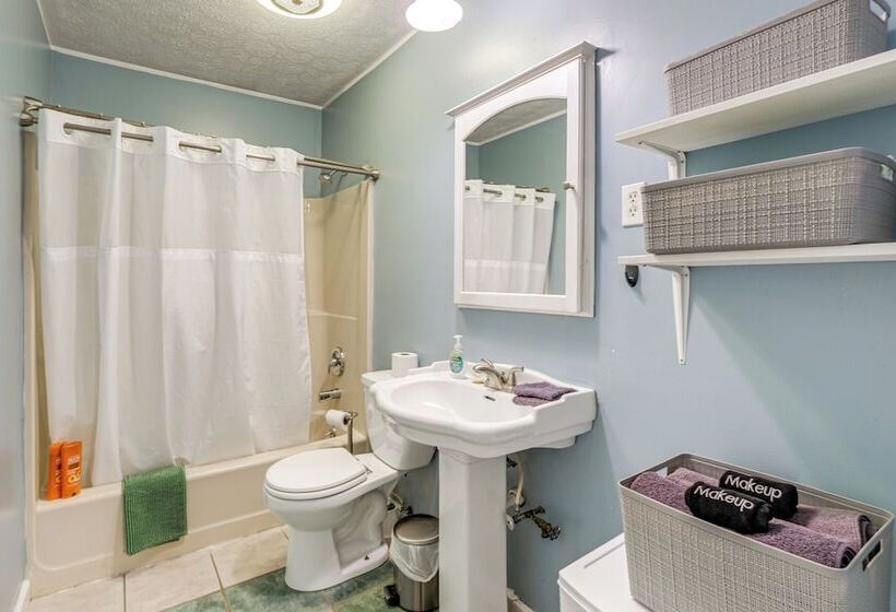 Blacksburg Hideaway W/ Hot Tub ~ 5 Mi To Campus!