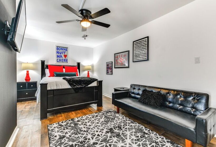 Colorful Baton Rouge Home: Deck, Grill & Fire Pit