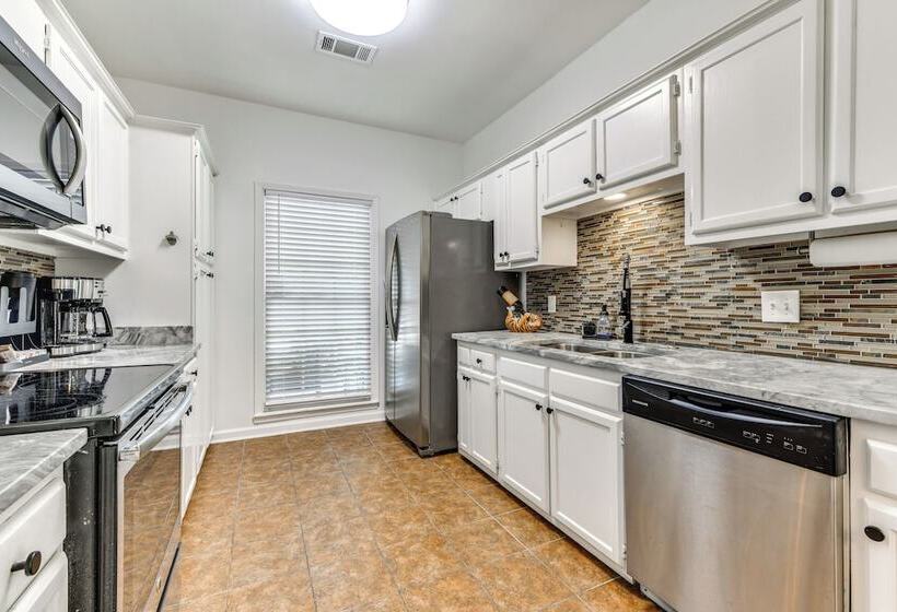 Colorful Baton Rouge Home: Deck, Grill & Fire Pit